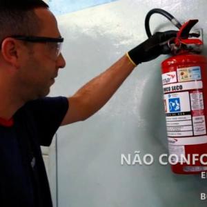 Inspeção de extintores de incêndio